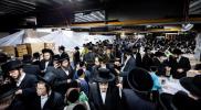  די צענטראלע יארצייט טיש און סיום הש"ס אינעם גרויסן היכל אלטר יחזקאל בבנין ביהמ"ד בנין אליהו סאטמאר אין קרית יואל.