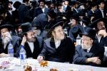  די צענטראלע יארצייט טיש און סיום הש"ס אינעם גרויסן היכל אלטר יחזקאל בבנין ביהמ"ד בנין אליהו סאטמאר אין קרית יואל.