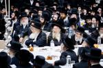  די צענטראלע יארצייט טיש און סיום הש"ס אינעם גרויסן היכל אלטר יחזקאל בבנין ביהמ"ד בנין אליהו סאטמאר אין קרית יואל.