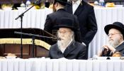  די צענטראלע יארצייט טיש און סיום הש"ס אינעם גרויסן היכל אלטר יחזקאל בבנין ביהמ"ד בנין אליהו סאטמאר אין קרית יואל.