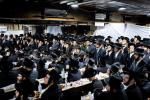  די צענטראלע יארצייט טיש און סיום הש"ס אינעם גרויסן היכל אלטר יחזקאל בבנין ביהמ"ד בנין אליהו סאטמאר אין קרית יואל.