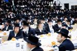  די צענטראלע יארצייט טיש און סיום הש"ס אינעם גרויסן היכל אלטר יחזקאל בבנין ביהמ"ד בנין אליהו סאטמאר אין קרית יואל.
