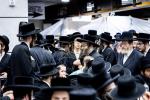  די צענטראלע יארצייט טיש און סיום הש"ס אינעם גרויסן היכל אלטר יחזקאל בבנין ביהמ"ד בנין אליהו סאטמאר אין קרית יואל.