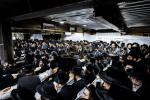  די צענטראלע יארצייט טיש און סיום הש"ס אינעם גרויסן היכל אלטר יחזקאל בבנין ביהמ"ד בנין אליהו סאטמאר אין קרית יואל.