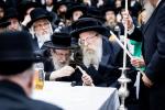  די צענטראלע יארצייט טיש און סיום הש"ס אינעם גרויסן היכל אלטר יחזקאל בבנין ביהמ"ד בנין אליהו סאטמאר אין קרית יואל.