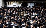  די צענטראלע יארצייט טיש און סיום הש"ס אינעם גרויסן היכל אלטר יחזקאל בבנין ביהמ"ד בנין אליהו סאטמאר אין קרית יואל.