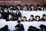  די צענטראלע יארצייט טיש און סיום הש"ס אינעם גרויסן היכל אלטר יחזקאל בבנין ביהמ"ד בנין אליהו סאטמאר אין קרית יואל.