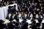  די צענטראלע יארצייט טיש און סיום הש"ס אינעם גרויסן היכל אלטר יחזקאל בבנין ביהמ"ד בנין אליהו סאטמאר אין קרית יואל.