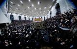  די צענטראלע יארצייט טיש און סיום הש"ס אינעם גרויסן היכל אלטר יחזקאל בבנין ביהמ"ד בנין אליהו סאטמאר אין קרית יואל.