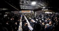  די צענטראלע יארצייט טיש און סיום הש"ס אינעם גרויסן היכל אלטר יחזקאל בבנין ביהמ"ד בנין אליהו סאטמאר אין קרית יואל.
