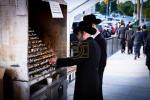  די צענטראלע יארצייט טיש און סיום הש"ס אינעם גרויסן היכל אלטר יחזקאל בבנין ביהמ"ד בנין אליהו סאטמאר אין קרית יואל.