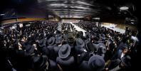  די צענטראלע יארצייט טיש און סיום הש"ס אינעם גרויסן היכל אלטר יחזקאל בבנין ביהמ"ד בנין אליהו סאטמאר אין קרית יואל.