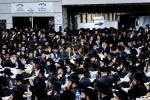  די צענטראלע יארצייט טיש און סיום הש"ס אינעם גרויסן היכל אלטר יחזקאל בבנין ביהמ"ד בנין אליהו סאטמאר אין קרית יואל.