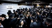  די צענטראלע יארצייט טיש און סיום הש"ס אינעם גרויסן היכל אלטר יחזקאל בבנין ביהמ"ד בנין אליהו סאטמאר אין קרית יואל.