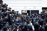  די צענטראלע יארצייט טיש און סיום הש"ס אינעם גרויסן היכל אלטר יחזקאל בבנין ביהמ"ד בנין אליהו סאטמאר אין קרית יואל.