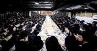  די צענטראלע יארצייט טיש און סיום הש"ס אינעם גרויסן היכל אלטר יחזקאל בבנין ביהמ"ד בנין אליהו סאטמאר אין קרית יואל.