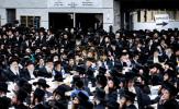  די צענטראלע יארצייט טיש און סיום הש"ס אינעם גרויסן היכל אלטר יחזקאל בבנין ביהמ"ד בנין אליהו סאטמאר אין קרית יואל.