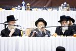  די צענטראלע יארצייט טיש און סיום הש"ס אינעם גרויסן היכל אלטר יחזקאל בבנין ביהמ"ד בנין אליהו סאטמאר אין קרית יואל.