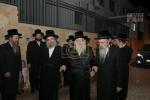 Main image for היסטאריע אין דאראג: צום ערשטן מאל אין איבער 30 יאר, האבן דאראגער חסידים זיך ארויסגעצויגן פון בני ברק און זיך באזעצט אין א נייעם פראיעקט אין עמנואל. דעם סוף וואך האט דער רבי אפגעשטאט אן איבערראשענדן באזוך ביי די נייע קהילה.