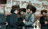 ברוך דיין האמת - די חסידישע וועלט באוויינט די פטירה פון כ"ק אדמו"ר מבית שמואל צבי דספינקא זכרונו לברכה אין עלטער פון בלויז 58 יאר. 