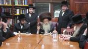 ברוך דיין האמת - די חסידישע וועלט באוויינט די פטירה פון כ"ק אדמו"ר מבית שמואל צבי דספינקא זכרונו לברכה אין עלטער פון בלויז 58 יאר. 