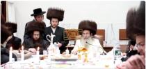 ברוך דיין האמת - די חסידישע וועלט באוויינט די פטירה פון כ"ק אדמו"ר מבית שמואל צבי דספינקא זכרונו לברכה אין עלטער פון בלויז 58 יאר. 
