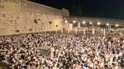 ווידעאס פון די סליחות יעצט מוצאי שבת ביים כותל מיט טויזענטער עדות המזרח און ספרדים וועלכע הייבן היינט אן כמנהג הספרדים.