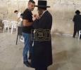 'א בליק' באמערקט דעם באקאנטע ר' ישראל מויזעס נעכטן ביים כותל, ביים שרייבן א קוויטל פאר א איד, מען זאל האבן געפויעלט אלעס גוטס.