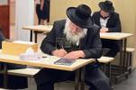 Main image for 'א בליק' באמערקט דער בני ברק'ער רב, הגאון ר' חיים יצחק אייזיק לאנדא שליט"א, ביים שרייבן א קוויטל בעפארן אריינגיין צום 'אוהל' פונעם ליובאוויטשער רבי'ן אין קווינס.