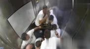Main image for שרעקליכע עקסידענט: אן איבערגעלאדענטע עלעוועיטער טראסקעט אראפ 50 פוס אין רוסלאנד און צעשמעטערט די פיס פון פיר מענער.