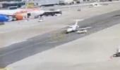 ווידיאו ווייזט ווי א גראונד טראק קראכט אריין אין א פליגער ביים לינאטע עירפארט.