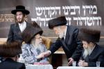 סעודת הילולא מוצאי שבת ראה כ"ו אב אין ביהמ"ד סאטמאר מאנסי בראשות כ"ק גאב"ד סאטמאר מאנסי שליט"א