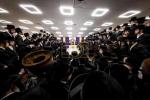 כ"ק אדמו"ר מבאבוב שליט"א ביים וויילן צווישן די בחורים אין  מחנה מתיבתא עץ חיים דעם שבת קודש פרשת ראה.