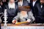 כ"ק אדמו"ר מבאבוב שליט"א ביים וויילן צווישן די בחורים אין  מחנה מתיבתא עץ חיים דעם שבת קודש פרשת ראה.