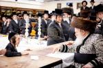 כ"ק אדמו"ר מבאבוב שליט"א ביים וויילן צווישן די בחורים אין  מחנה מתיבתא עץ חיים דעם שבת קודש פרשת ראה.