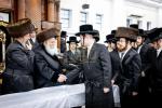 כ"ק אדמו"ר מבאבוב שליט"א ביים וויילן צווישן די בחורים אין  מחנה מתיבתא עץ חיים דעם שבת קודש פרשת ראה.