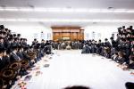 כ"ק אדמו"ר מבאבוב שליט"א ביים וויילן צווישן די בחורים אין  מחנה מתיבתא עץ חיים דעם שבת קודש פרשת ראה.