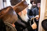 כ"ק אדמו"ר מבאבוב שליט"א ביים וויילן צווישן די בחורים אין  מחנה מתיבתא עץ חיים דעם שבת קודש פרשת ראה.