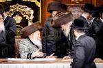 כ"ק אדמו"ר מבאבוב שליט"א ביים וויילן צווישן די בחורים אין  מחנה מתיבתא עץ חיים דעם שבת קודש פרשת ראה.