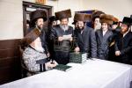 כ"ק אדמו"ר מבאבוב שליט"א ביים וויילן צווישן די בחורים אין  מחנה מתיבתא עץ חיים דעם שבת קודש פרשת ראה.