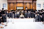 כ"ק אדמו"ר מבאבוב שליט"א ביים וויילן צווישן די בחורים אין  מחנה מתיבתא עץ חיים דעם שבת קודש פרשת ראה.