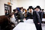 כ"ק אדמו"ר מבאבוב שליט"א ביים וויילן צווישן די בחורים אין  מחנה מתיבתא עץ חיים דעם שבת קודש פרשת ראה.