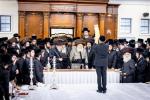 כ"ק אדמו"ר מבאבוב שליט"א ביים וויילן צווישן די בחורים אין  מחנה מתיבתא עץ חיים דעם שבת קודש פרשת ראה.