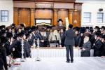 כ"ק אדמו"ר מבאבוב שליט"א ביים וויילן צווישן די בחורים אין  מחנה מתיבתא עץ חיים דעם שבת קודש פרשת ראה.