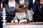 כ"ק אדמו"ר מבאבוב שליט"א ביים וויילן צווישן די בחורים אין  מחנה מתיבתא עץ חיים דעם שבת קודש פרשת ראה.