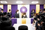 כ"ק אדמו"ר מבאבוב שליט"א ביים וויילן צווישן די בחורים אין  מחנה מתיבתא עץ חיים דעם שבת קודש פרשת ראה.