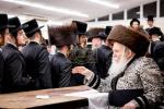כ"ק אדמו"ר מבאבוב שליט"א ביים וויילן צווישן די בחורים אין  מחנה מתיבתא עץ חיים דעם שבת קודש פרשת ראה.