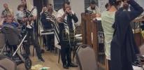 עס איז נישט סתם נאך א שופר בלאזן. רבותי עס קומט גרויסע טעג. און די רייע פון שופר בלאזן סצענעס.