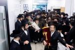 חגיגת הכנסת ספר תורה אריינגעגעבן צום ביהמ"ד הגדול אין קרית יואל דורך הרה"ח ר' אברהם מאיר יעקב פאלאטשעק הי"ו מיט די בהשתתפות כ"ק אדמו"ר מסאטמאר שליט"א.