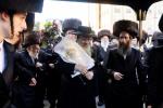 חגיגת הכנסת ספר תורה אריינגעגעבן צום ביהמ"ד הגדול אין קרית יואל דורך הרה"ח ר' אברהם מאיר יעקב פאלאטשעק הי"ו מיט די בהשתתפות כ"ק אדמו"ר מסאטמאר שליט"א.
